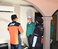 이상민 행정안전부 장관이 23일 경기도 부천시 원미구 소재 호텔 화재 현장을 방문, 사고 현장을 점검하고 있다.