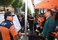 이상민 행정안전부 장관이 23일 경기도 부천시 원미구 소재 호텔 화재 현장을 방문, 부천소방서장으로부터 화재 사고 발생 및 수습 상황을 보고 받고 있다.
