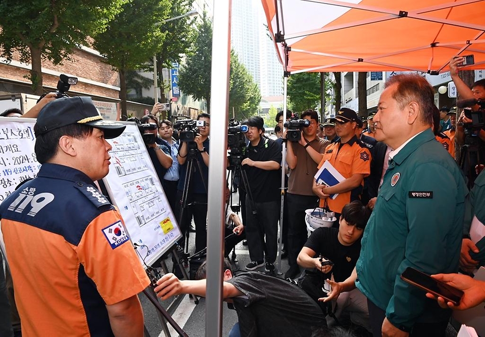 이상민 행정안전부 장관이 23일 경기도 부천시 원미구 소재 호텔 화재 현장을 방문, 부천소방서장으로부터 화재 사고 발생 및 수습 상황을 보고 받고 있다.
