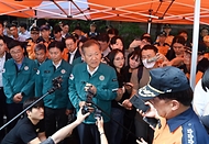 이상민 행정안전부 장관이 23일 경기도 부천시 원미구 소재 호텔 화재 현장을 방문, 부천소방서장으로부터 화재 사고 발생 및 수습 상황을 보고 받고 있다.