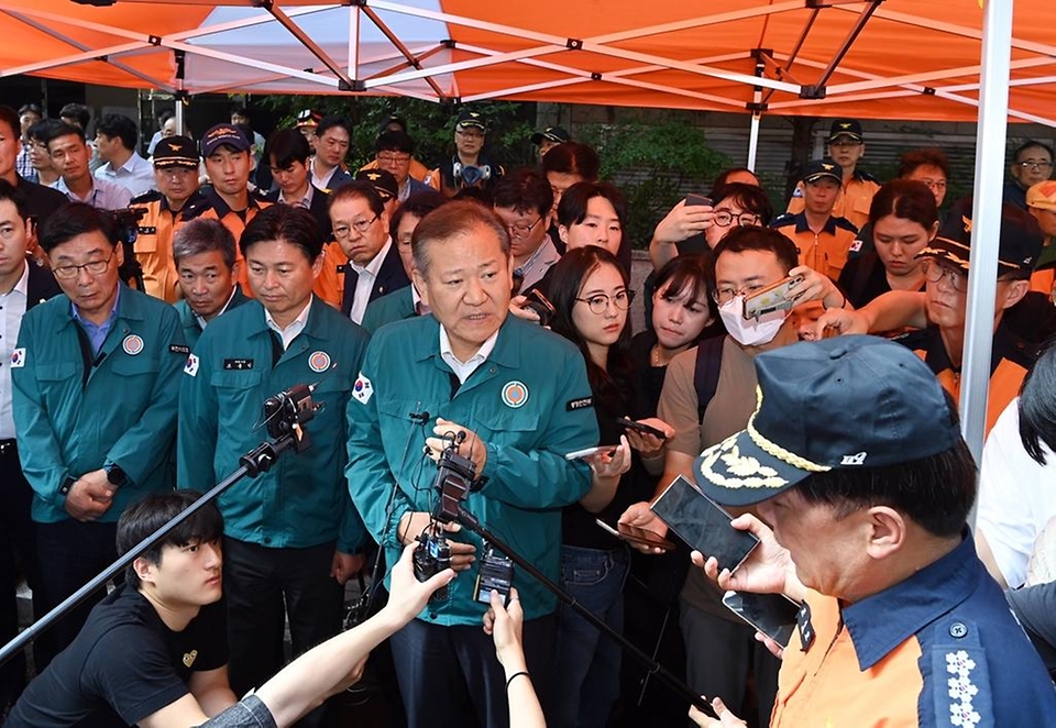 이상민 행정안전부 장관이 23일 경기도 부천시 원미구 소재 호텔 화재 현장을 방문, 부천소방서장으로부터 화재 사고 발생 및 수습 상황을 보고 받고 있다.