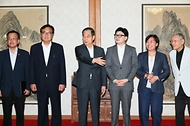 한덕수 국무총리가 25일 서울 종로구 총리공관에서 열린 고위 당·정·대 협의회에서 한동훈 국민의힘 대표, 정진석 대통령비서실장 및 참석자들과 기념 촬영을 하고 있다.