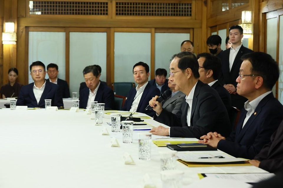 한덕수 국무총리가 25일 서울 종로구 총리공관에서 열린 고위 당·정·대 협의회에서 모두발언을 하고 있다. 
