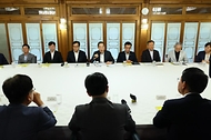 한덕수 국무총리가 25일 서울 종로구 총리공관에서 열린 고위 당·정·대 협의회에서 모두발언을 하고 있다. 