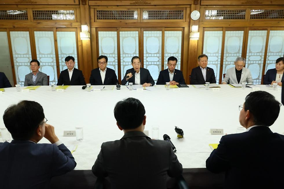 한덕수 국무총리가 25일 서울 종로구 총리공관에서 열린 고위 당·정·대 협의회에서 모두발언을 하고 있다. 