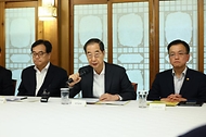 한덕수 국무총리가 25일 서울 종로구 총리공관에서 열린 고위 당·정·대 협의회에서 모두발언을 하고 있다. 