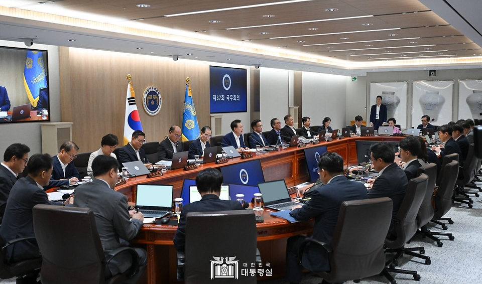 윤석열 대통령이 27일 서울 용산 대통령실 청사에서 ‘제37회 국무회의’를 주재하며 발언하고 있다.