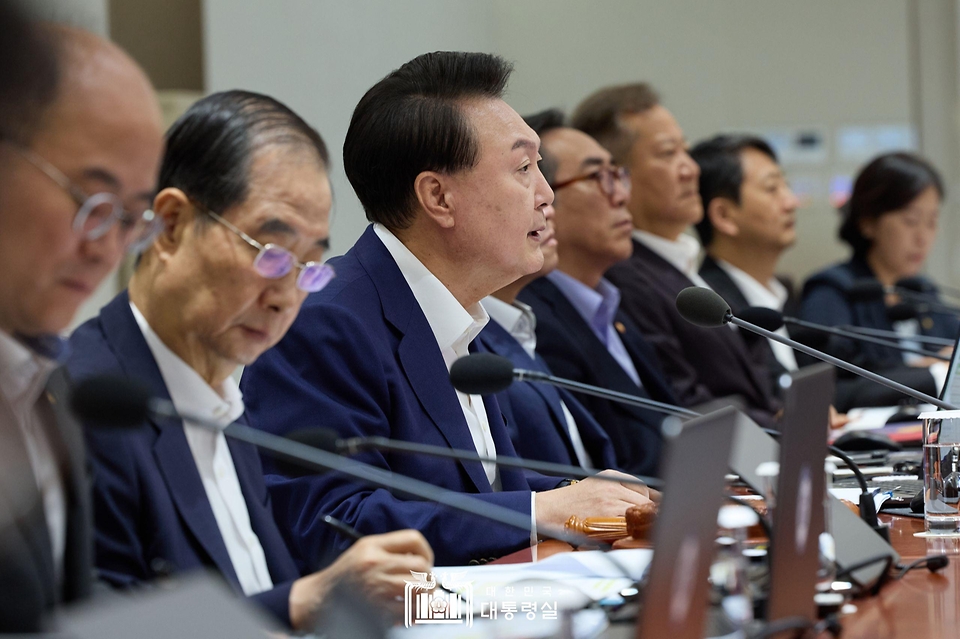 윤석열 대통령이 27일 서울 용산 대통령실 청사에서 ‘제37회 국무회의’를 주재하며 발언하고 있다.