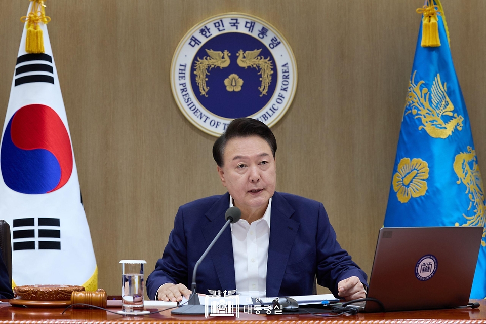 윤석열 대통령이 27일 서울 용산 대통령실 청사에서 ‘제37회 국무회의’를 주재하며 발언하고 있다.