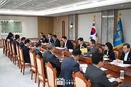 윤석열 대통령이 26일 서울 용산 대통령실 청사에서 ‘제100차 수석비서관회의’를 주재하고 있다.