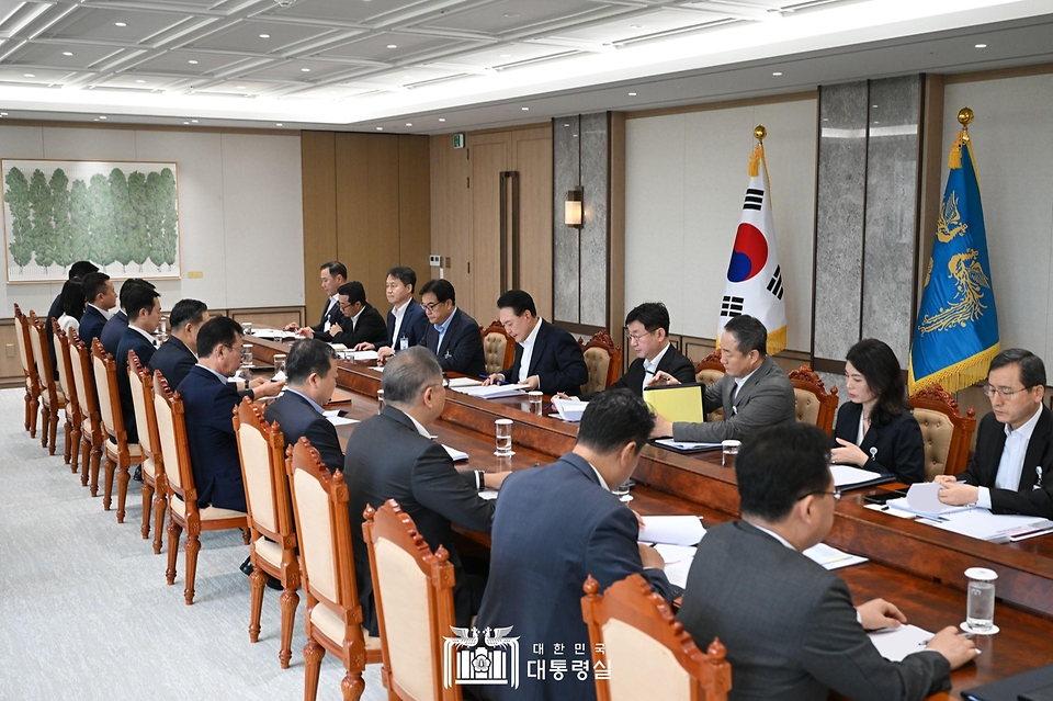 윤석열 대통령이 26일 서울 용산 대통령실 청사에서 ‘제100차 수석비서관회의’를 주재하고 있다.