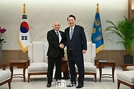 윤석열 대통령이 26일 서울 용산 대통령실 청사에서 잭 리드(Jack Reed) 미국 상원 군사위원장을 접견하고 있다.