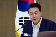 윤석열 대통령이 27일 서울 용산 대통령실 청사에서 ‘제37회 국무회의’를 주재하며 발언하고 있다.