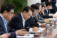 윤석열 대통령이 26일 서울 용산 대통령실 청사에서 ‘제100차 수석비서관회의’를 주재하고 있다.