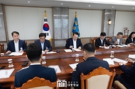 윤석열 대통령이 26일 서울 용산 대통령실 청사에서 ‘제100차 수석비서관회의’를 주재하고 있다.