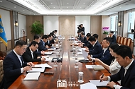 윤석열 대통령이 26일 서울 용산 대통령실 청사에서 ‘제100차 수석비서관회의’를 주재하고 있다.