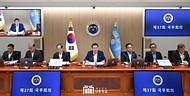 윤석열 대통령이 27일 서울 용산 대통령실 청사에서 ‘제37회 국무회의’를 주재하며 발언하고 있다.