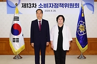 한덕수 국무총리가 26일 서울 종로구 정부서울청사에서 열린 ‘소비자정책위원 위촉식’에서 소비자정책위원에게 위촉장을 수여한 뒤 기념 촬영을 하고 있다.