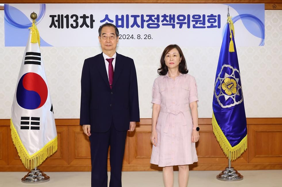 한덕수 국무총리가 26일 서울 종로구 정부서울청사에서 열린 ‘소비자정책위원 위촉식’에서 소비자정책위원에게 위촉장을 수여한 뒤 기념 촬영을 하고 있다.