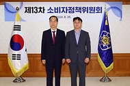 한덕수 국무총리가 26일 서울 종로구 정부서울청사에서 열린 ‘소비자정책위원 위촉식’에서 소비자정책위원에게 위촉장을 수여한 뒤 기념 촬영을 하고 있다.