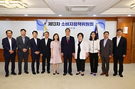한덕수 국무총리가 26일 서울 종로구 정부서울청사에서 열린 ‘소비자정책위원 위촉식’에서 김재철 녹색소비자연대 전국협의회 상임대표 등에게 위촉장을 수여한 뒤 기념 촬영을 하고 있다. 