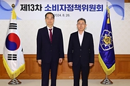 한덕수 국무총리가 26일 서울 종로구 정부서울청사에서 열린 ‘소비자정책위원 위촉식’에서 노홍인 대한병원협회 상근부회장에게 위촉장을 수여한 뒤 기념 촬영을 하고 있다.