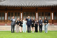 한덕수 국무총리가 27일 서울 종로구 삼청동 총리공관에서 열린 출입기자단 오찬 간담회에서 참석자들과 기념 촬영을 하고 있다.