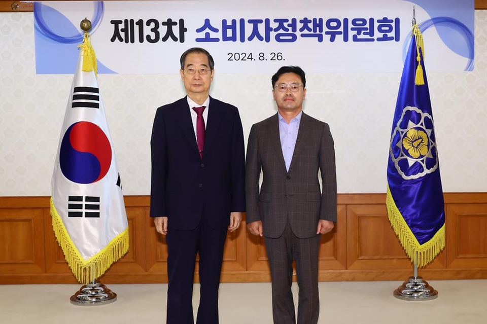 한덕수 국무총리가 26일 서울 종로구 정부서울청사에서 열린 ‘소비자정책위원 위촉식’에서 소비자정책위원에게 위촉장을 수여한 뒤 기념 촬영을 하고 있다.