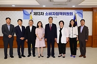 한덕수 국무총리가 26일 서울 종로구 정부서울청사에서 열린 ‘소비자정책위원 위촉식’에서 김재철 녹색소비자연대 전국협의회 상임대표 등에게 위촉장을 수여 후 기념 촬영을 하고 있다. 
