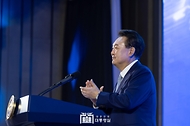 윤석열 대통령이 27일 서울 영등포구 페어몬트 앰배서더에서 열린 ‘2024 국제 사이버범죄대응 심포지엄 개회식’에 참석해 축사를 하던 중 참석자들을 격려하며 박수를 치고 있다.
