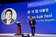 윤석열 대통령이 27일 서울 중구 대한상공회의소에서 문화일보 주최로 열린 ‘문화미래리포트2024’에서 인사하고 있다.
