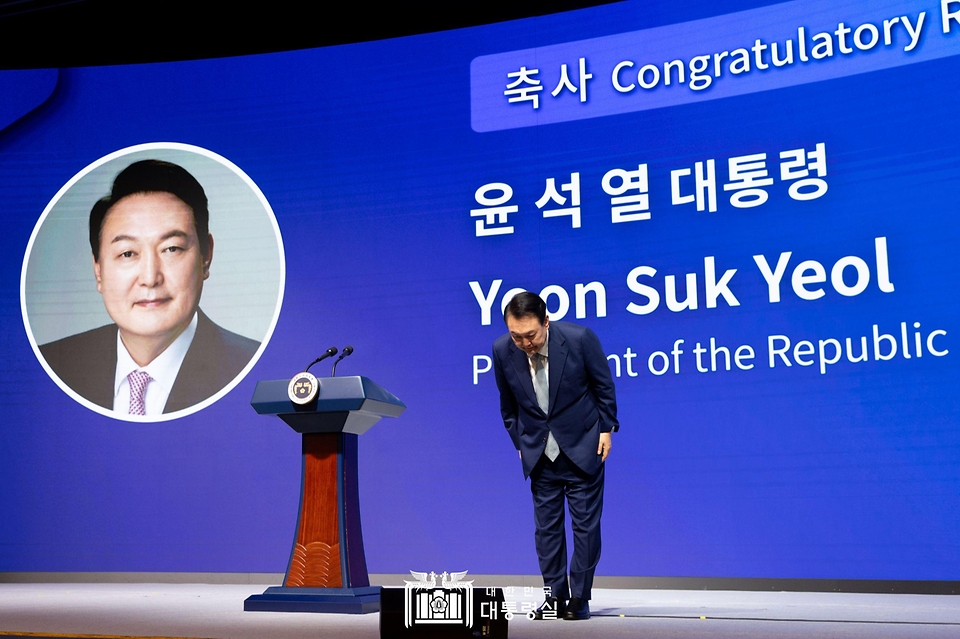 윤석열 대통령이 27일 서울 중구 대한상공회의소에서 문화일보 주최로 열린 ‘문화미래리포트2024’에서 인사하고 있다.