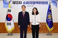 한덕수 국무총리가 26일 서울 종로구 정부서울청사에서 열린 ‘소비자정책위원 위촉식’에서 주소현 이화여자대학교 교수에게 위촉장을 수여한 뒤 기념 촬영을 하고 있다.