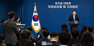 윤석열 대통령이 29일 서울 용산 대통령실 청사 브리핑실에서 ‘국정브리핑 및 기자회견’을 하고 있다.