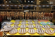 추석 연휴를 2주일 앞둔 가운데 1일 부산 부산진구 부전시장을 찾은 시민들이 제수용품을 구입하고 있다. 정부는 본격적인 추석 성수기에 배추, 무, 사과, 배, 양파, 마늘, 감자 등 농산물과 소, 돼지, 닭고기, 계란 등 축산물 등 추석 성수품을 15만3000t 공급을 역대 최대 규모로 늘리고, 할인 지원을 강화한다.