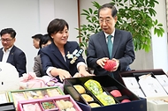 한덕수 국무총리가 3일 서울 종로구 정부서울청사 국무위원 대기실에서 열린 우리 농수산물로 만든 추석 민생선물세트를 전시, 홍보하고 소비촉진을 기원하는 행사에 참석해 국무위원들과 전시된 상품을 살펴보고 있다.