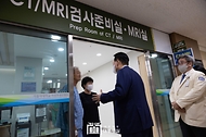 윤석열 대통령이 4일 경기도 의정부시 성모병원 권역응급의료센터를 찾아 응급 의료 현장을 살펴본 뒤 환자들과 이야기를 나누고 있다.