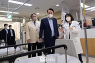 윤석열 대통령이 4일 경기도 의정부시 성모병원 권역응급의료센터를 찾아 응급 의료 현장에 대한 설명을 듣고 있다.