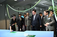윤석열 대통령이 5일 광주 동구 국립아시아문화전당에서 열린 ‘제15회 광주비엔날레 한-아세안센터 특별전: 아세안 파빌리온’을 찾아 큐레이터로부터 전시물에 대한 설명을 듣고 있다.
