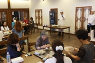 추석 연휴를 일주일여 앞둔 6일 서울 중구 한국의집에서 열린 ‘2024 한가위 보따리’ 행사에서 참석자들이 추석 대표 전통음식 송편 빚기 체험을 하고 있다.