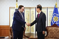 한덕수 국무총리가 9일 서울 종로구 정부서울청사에서 얀 리파브스키(Jan Lipavsky) 체코 외교장관과 악수하고 있다.