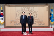 윤석열 대통령이 6일 서울 용산 대통령실 청사에서 신원식 국가안보실장에게 임명장을 수여한 뒤 기념 촬영을 하고 있다.