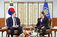 한덕수 국무총리가 9일 서울 종로구 정부서울청사에서 얀 리파브스키(Jan Lipavsky) 체코 외교장관을 접견하고 있다.