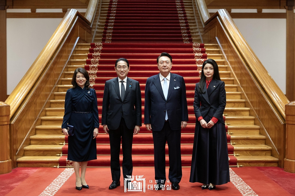 윤석열 대통령과 김건희 여사가 6일 청와대 본관에서 열린 만찬에서 기시다 후미오(Kishida Fumio) 일본 총리, 유코 여사와 기념 촬영을 하고 있다.