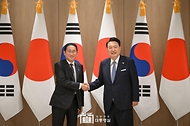 윤석열 대통령이 6일 서울 용산 대통령실에서 열린 한일 확대 정상회담에서 기시다 후미오(Kishida Fumio) 일본 총리와 악수하고 있다.