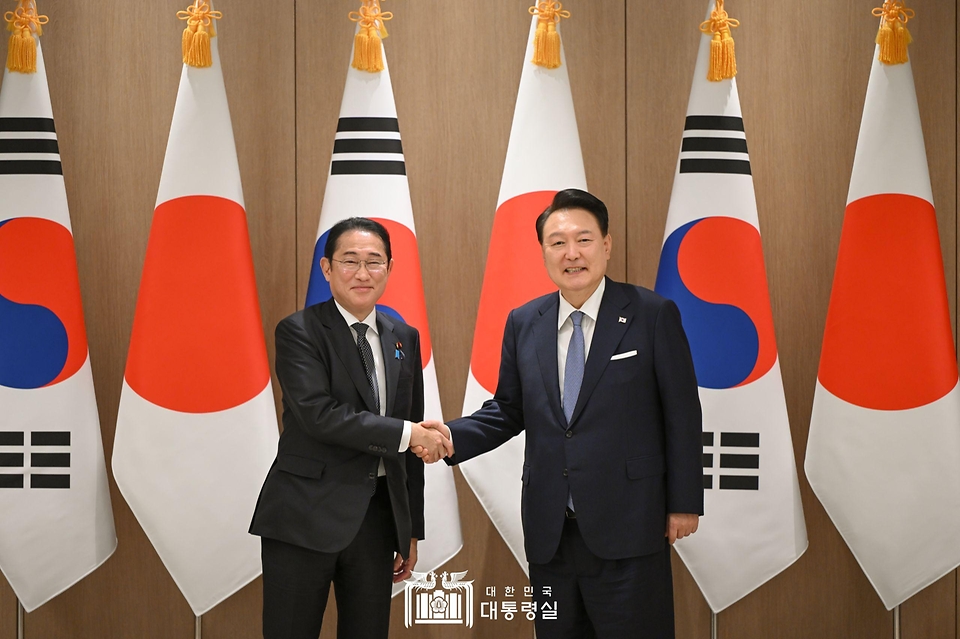 윤석열 대통령이 6일 서울 용산 대통령실에서 열린 한일 확대 정상회담에서 기시다 후미오(Kishida Fumio) 일본 총리와 악수하고 있다.