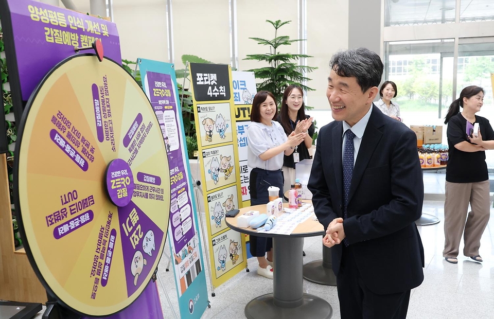 이주호 사회부총리 겸 교육부 장관이 9일 정부세종청사에서 열린 ‘양성평등 인식 개선 및 갑질 예방 캠페인’에 참여하고 있다.