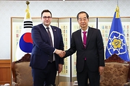 한덕수 국무총리가 9일 서울 종로구 정부서울청사에서 얀 리파브스키(Jan Lipavsky) 체코 외교장관과 악수하며 기념 촬영을 하고 있다. 