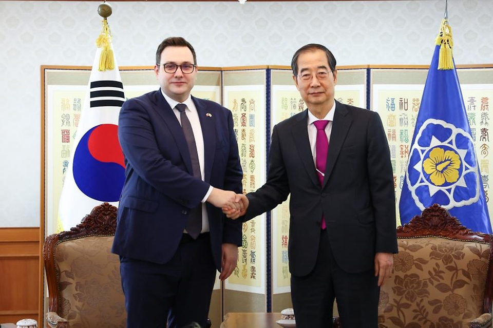 한덕수 국무총리가 9일 서울 종로구 정부서울청사에서 얀 리파브스키(Jan Lipavsky) 체코 외교장관과 악수하며 기념 촬영을 하고 있다. 