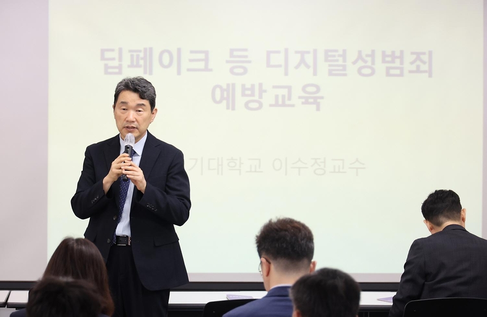이주호 사회부총리 겸 교육부 장관이 9일 정부세종청사에서 ‘딥페이크 등 디지털 성범죄 예방 및 대응’을 주제 열린 이수정 교수의 특강에서 발언하고 있다.